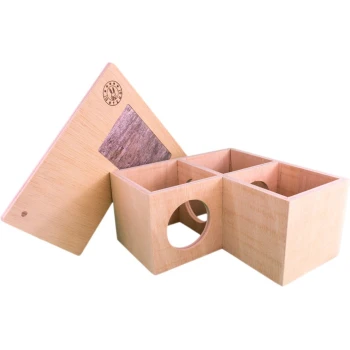 Holzhaustier-Spielzeug mit zwei Fächern und einem runden Loch, mit einem Logo auf dem Deckel, entworfen für kleine Tiere.