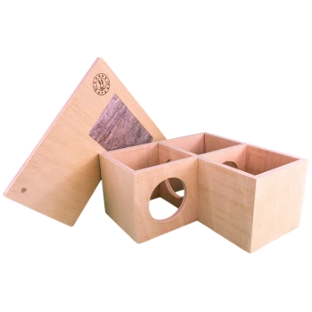 Holzhaustier-Spielzeug mit zwei Fächern und einem runden Loch, mit einem Logo auf dem Deckel, entworfen für kleine Tiere.