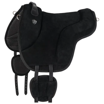 Schwarze Wildleder-Sattelunterlage mit Mesh-Details und Lederakzenten, ausgestattet mit verstellbaren Riemen und einem Logo-Emblem.