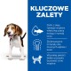 Szczeniak beagle'a stoi obok niebieskiego panelu podkreślającego korzyści z karmy dla zwierząt: DHA, zrównoważone minerały i wysokiej jakości białko.