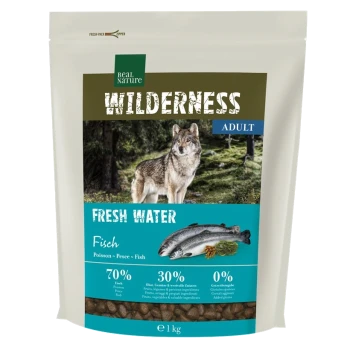 1 kg Beutel Real Nature Wilderness Hundefutter für Erwachsene, gekennzeichnet mit 'Frisches Wasser', mit 70% Fisch und 30% Früchten und Gemüse.