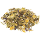 Haufen Kleintierfuttermischung – Heu, faserige Pellets, getrocknete Cornflakes, gepoppte Körner und violette getrocknete Blumenstücke.