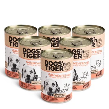Sechs Dosen DOGS'n TIGER Hundefutter, beschriftet mit "Gaumenfreude", mit einer natürlichen Hühnerformel mit Süßkartoffeln, 100% natürlich.