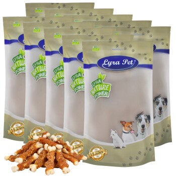Eine Anzeige mehrerer Taschen von Lyra Pet natürlichen Hundeleckerlis, mit einem Haufen Kaustäbchen davor.