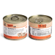 Zwei lebhafte orange Dosen Haustierfutter mit Aufreißdeckeln, beschriftet mit "SO SCHMECKT'S!" und "NUR BESTES DRIN," mit einem Katzenfoto.
