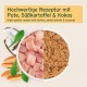 Hundefutter mit Truthahn, Süßkartoffel und Kokosnuss in Schalen, umgeben von Kokosnuss- und Süßkartoffelscheiben.