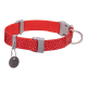 Rote Hundehalsband mit silbernen Sprenkeln, ausgestattet mit einer grauen Schnalle und einem Metallschild mit einer Hundedarstellung.