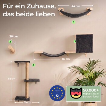 Katze schläft in einer an der Wand montierten grauen Hängematte mit einem beigen Sessel, Pflanze und Kratzbaum in einem minimalistischen Raum.