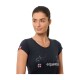 Eine Frau trägt ein schwarzes, enges T-Shirt mit "Spooks equestrian" in Paillettenbuchstaben und einem Logo-Patch am Ärmel.