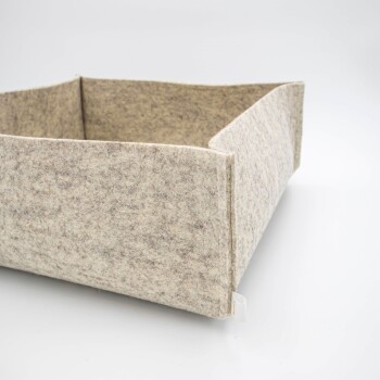 Ein weiches, rechteckiges Haustierbett aus hellgrauem Filzmaterial, mit sauberen Kanten und einem schlichten Design.