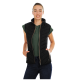 Eine Frau trägt eine schwarze gesteppte Weste über einem grünen Shirt, steht mit den Händen in den Hüften und zeigt einen stilvollen, lässigen Look.