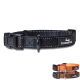 Schwarzes Nylon-Hundehalsband mit Kunststoffschnalle und Metallring, mit der Aufschrift „Freudentier“, gezeigt mit kleineren Bildern von orangefarbenen und braunen Halsbändern.