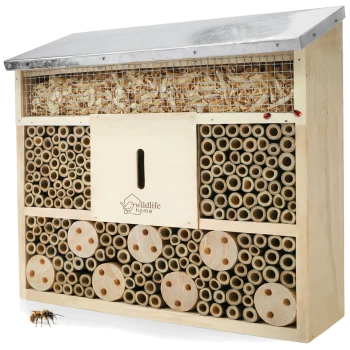 Holz-Insektenhotel mit Bambusröhren-Nistplätzen, Holzspäne-Fach oben unter Metalldach, 'wildlife home'-Logo, kleine Biene.