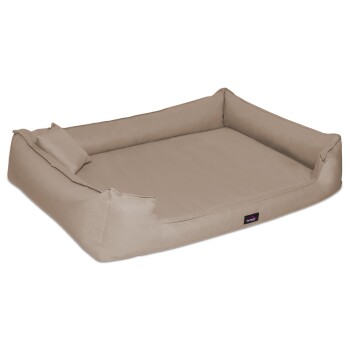 Ein grauer Weimaraner-Hund, der auf einem braunen Haustierbett in einem modernen Wohnzimmer mit einem braunen Sofa und einem Holztisch entspannt.