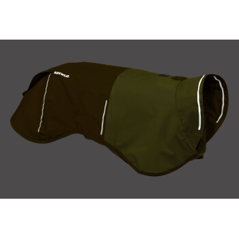 Ein brauner und olivgrüner Hundemantel mit reflektierenden Streifen, auf dem der Markenname "RUFFWEAR" deutlich angezeigt wird.