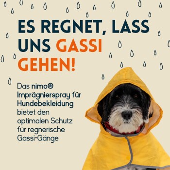 Ein Hund in einem gelben Regenmantel schaut in die Kamera, mit Regentropfen im Hintergrund. Text: "Es regnet, lass uns rausgehen! nimo® Spray schützt Hundebekleidung."