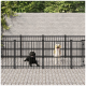 Zwei Hunde, ein schwarzer Labrador und ein gelber Labrador, sitzen in getrennten Bereichen eines schwarzen Metallhundekennels vor einer grauen Ziegelwand.