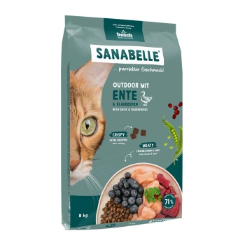 Katze Futterverpackung mit einer Nahaufnahme des Gesichts einer Katze, beschriftet "SANABELLE Outdoor mit Ente & Blaubeeren" mit Zutatenbildern.