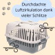 Beige-graue Kunststoff-Transportbox mit vielen Lüftungsschlitzen; Text: 'Durchdachte Luftzirkulation dank vieler Schlitze'.
