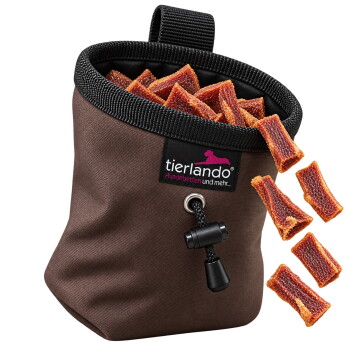 Ein brauner Haustierfutterbehälter, gefüllt mit Trockenfutter, mit einem schwarzen Kordelzugverschluss und einem "tierlando"-Logo.