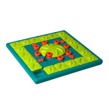 Interaktives Haustier-Puzzle-Spielzeug mit einem bunten Design, bei dem grüne und orange Teile in einem quadratischen Layout angeordnet sind.