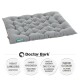 Graues Haustierbett mit gestepptem Design, gekennzeichnet mit "Doctor Bark", mit Text über Haltbarkeit, Hygiene, Waschbarkeit und Allergietauglichkeit.