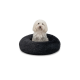 Ein flauschiger weißer Hund sitzt bequem in einem runden, dunkelgrauen Hundebett, das seine weiche Textur und sein gemütliches Design zeigt.