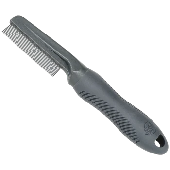 Un peigne de toilettage pour animaux de compagnie gris avec un manche texturé et des dents fines, conçu pour enlever les poils et débris lâches des animaux.
