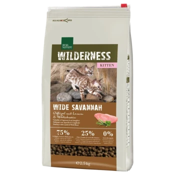 Tüte mit Real Nature Wilderness Kittenfutter, "Wide Savannah", mit zwei verspielten Kätzchen. Enthält 75% Geflügel, 25% Früchte/Gemüse, 0% Getreide.