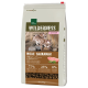 Zak van Real Nature Wilderness Kittenvoer, "Wide Savannah," met twee speelse kittens. Bevat 75% gevogelte, 25% fruit/groenten, 0% granen.