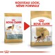 Comparaison de l'emballage de nourriture pour chiens Royal Canin montrant le nouveau design pour la formule Adult German Shepherd avec le texte "NOUVEAU LOOK, MÊME FORMULE."