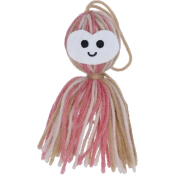 Ein niedliches, plüschiges Oktopusspielzeug aus Garn in rosa und beige, mit einem lächelnden Gesicht und langen, fließenden Tentakeln.