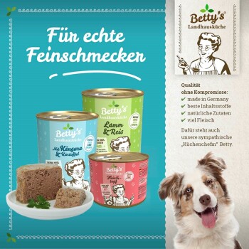 Dosen von Betty's Landhausküche Haustierfutter in Geschmacksrichtungen wie Känguru & Kartoffel und Lamm & Reis, mit einem Teller Futter und einem Hund.