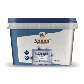 Behälter für "Speed Electrolyte Boost", ein getreidefreies Ergänzungsmittel für Pferde, mit einem blauen Deckel und Etikett mit Nährstoffsymbolen.
