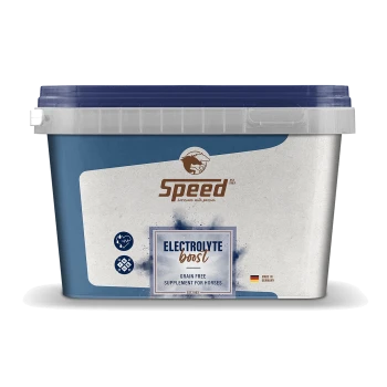 Behälter für "Speed Electrolyte Boost", ein getreidefreies Ergänzungsmittel für Pferde, mit einem blauen Deckel und Etikett mit Nährstoffsymbolen.