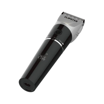 Ein eleganter schwarzer und silberner Haarschneider für Haustiere mit einem digitalen Display, das Längeneinstellungen (0,8, 1,4, 2,0 mm) und einen Netzschalter zeigt.