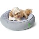 Ein kleiner Hund sitzt bequem in einem runden, grauen Tierbett mit einem weichen, plüschigen Innenraum. Das Bett hat ein grünes Etikett mit der Aufschrift "HUNTER."