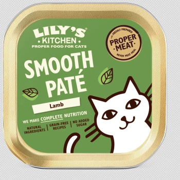 Lily's Kitchen Smooth Pâté für Katzen, Lammgeschmack, mit einer lächelnden weißen Katze und Text über natürliche, getreidefreie Zutaten.