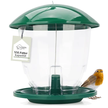 Ein grüner Vogelhaus mit einem transparenten Behälter und einem hängenden Etikett mit der Aufschrift "XXL Futter Kapazität" neben einem kleinen Vogel mit orangefarbener Brust.