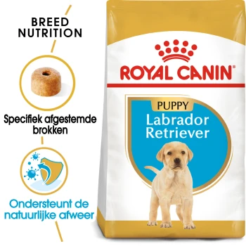 Labrador Retriever Puppy 3 kg Royal Canin Puppy Labrador Retriever hondenvoerzak, met ras-specifieke brokjes, met tekst die ondersteuning voor natuurlijke afweer benadrukt.