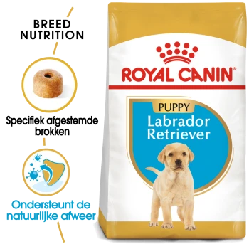 Royal Canin Puppy Labrador Retriever hondenvoerzak, met ras-specifieke brokjes, met tekst die ondersteuning voor natuurlijke afweer benadrukt.
