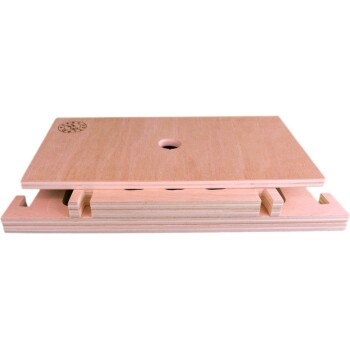 Holzpuzzle-Spielzeug für Haustiere mit mehreren Schichten und einem zentralen Loch, entworfen für interaktives Spielen und geistige Anregung für Haustiere.