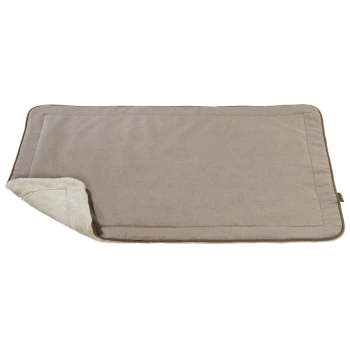 Un lit pour animaux de compagnie doux et beige avec un dessous en peluche, présentant un design rectangulaire simple et un coin replié.