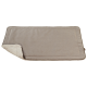 Un lit pour animaux de compagnie doux et beige avec un dessous en peluche, présentant un design rectangulaire simple et un coin replié.