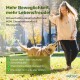 Eine Frau in einem Hoodie führt einen Golden Retriever in einem sonnigen Park, der ein Haustierpräparat mit MSM, Chondroitin und Glucosamin bewirbt.