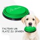 Grüne zusammenklappbare Futterschale für Haustiere mit "Petstation"-Logo, gezeigt gefaltet und um den Hals eines Hundes getragen, mit dem Text "Faltbar um Platz zu sparen".