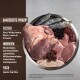 Eine Metallschüssel mit rohem Rindfleisch, Wildschwein, Bison, Lamm, Schweinefleisch, Sardinen und Beeren. Der Text listet "Fleisch", "Innereien" und "Fisch" auf.