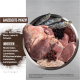 Eine Metallschüssel mit rohem Rindfleisch, Wildschwein, Bison, Lamm, Schweinefleisch, Sardinen und Beeren. Der Text listet "Fleisch", "Innereien" und "Fisch" auf.