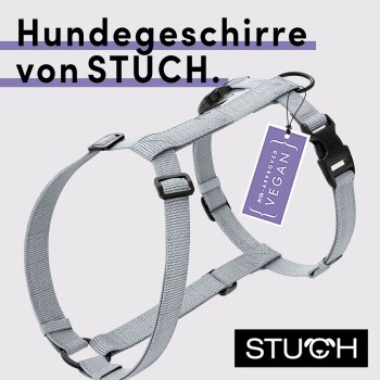 Graues Hundegeschirr von STUCH mit einem "PETA Approved Vegan"-Tag, mit verstellbaren Riemen und einer schwarzen Schnalle.