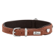 Braunes Lederhalsband mit schwarzer Innenpolsterung, silberner Schnalle und Herzanhänger, Metallplakette mit der Aufschrift „HUNTER“.